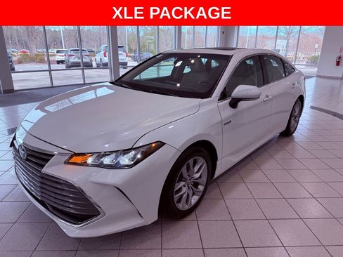 Used 2021 Toyota Avalon XLE w/ Moonroof Package image 3