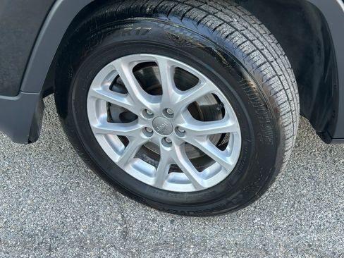 Used 2016 Jeep Cherokee Latitude AWD/4WD image 37