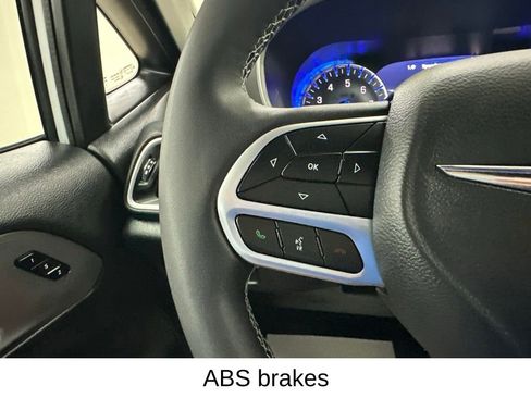Used 2025 Chrysler Pacifica Select FWD image 35