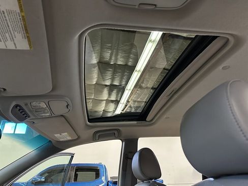 Used 2006 Toyota Sienna XLE image 24