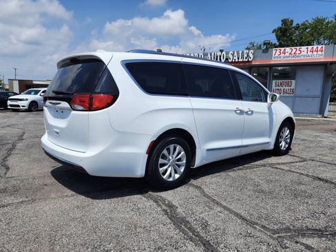 Used 2019 Chrysler Pacifica Touring-L FWD image 11