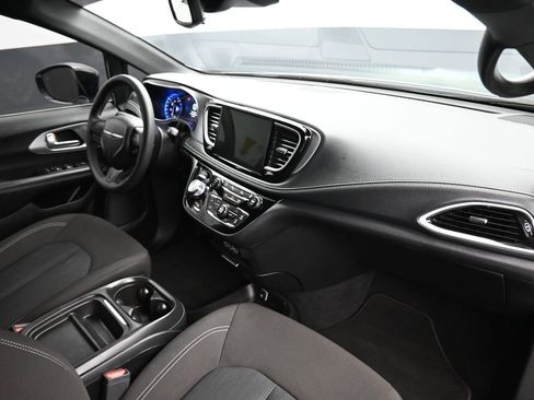 Used 2024 Chrysler Pacifica Touring FWD image 58