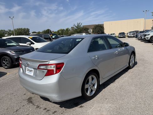 Used 2014 Toyota Camry SE FWD image 8