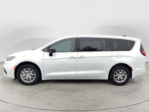 New 2026 Chrysler Pacifica Select image 2