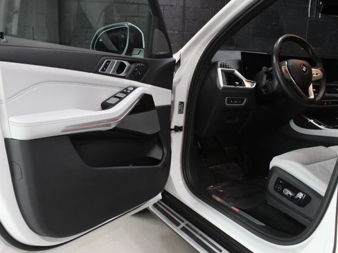 Used 2024 BMW X7 xDrive40i image 27
