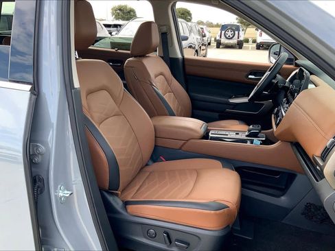 Used 2025 Nissan Pathfinder Platinum image 8