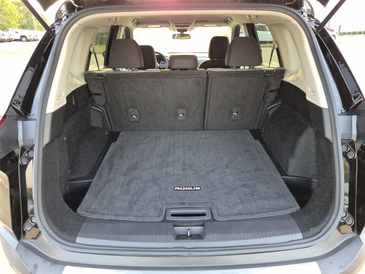 Used 2023 Nissan Rogue SV FWD image 9