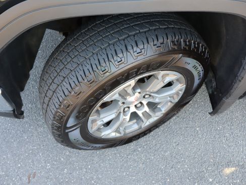 Used 2025 GMC Sierra 1500 SLT AWD/4WD image 39