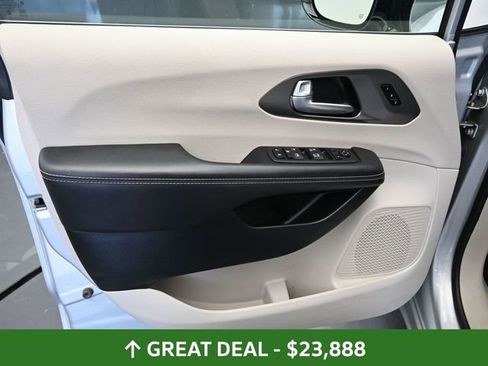 Used 2024 Chrysler Pacifica Touring-L FWD image 20