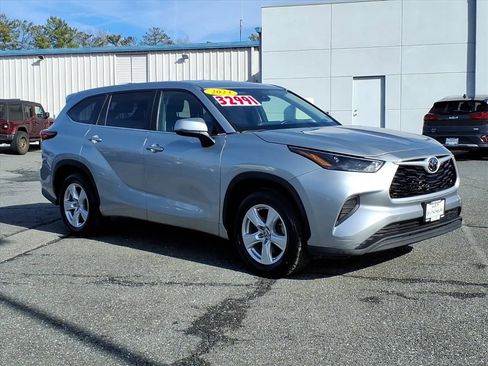Used 2023 Toyota Highlander L image 2