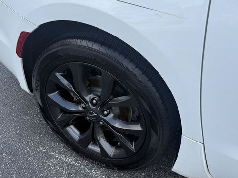 Used 2018 Chrysler Pacifica Touring Plus w/ S Appearance Package FWD image 13