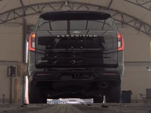 Used 2025 Ford Expedition Active AWD/4WD image 3
