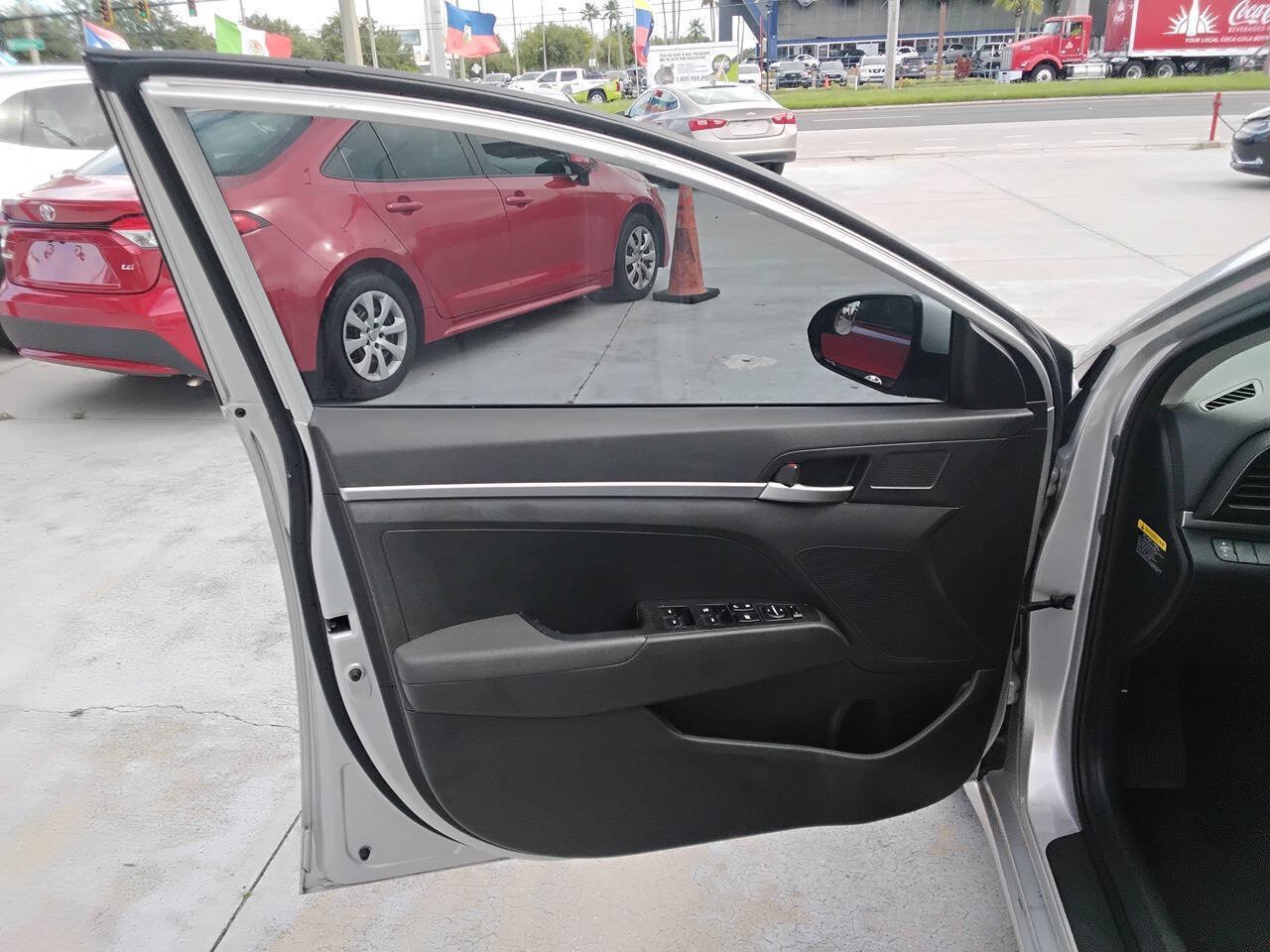 Used 2019 Hyundai Elantra SE w/ Cargo Package FWD image 11