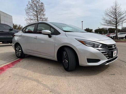 Used 2025 Nissan Versa SV image 4