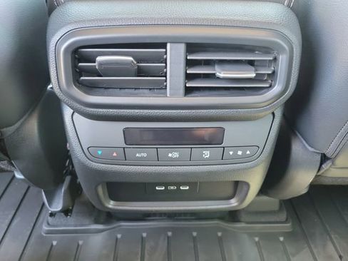 Used 2025 Honda Pilot Touring image 13