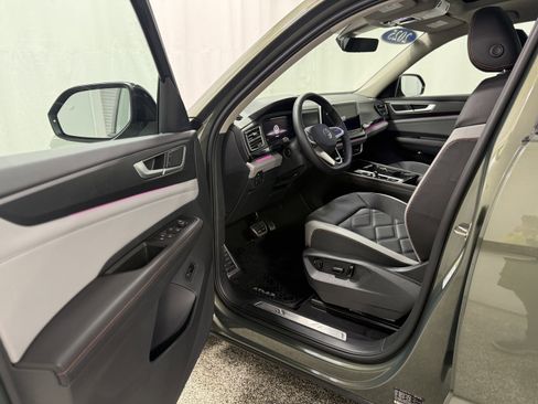 Used 2025 Volkswagen Atlas Peak Edition SE image 12