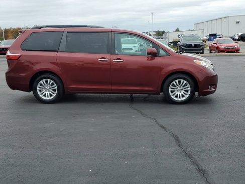 Used 2017 Toyota Sienna XLE Premium image 9