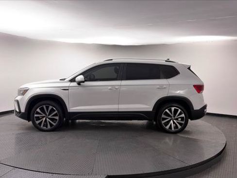 Used 2022 Volkswagen Taos SE FWD image 3