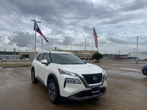 Used 2023 Nissan Rogue SV FWD image 2