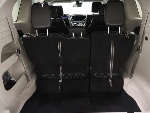 Used 2024 Chrysler Pacifica Touring-L image 18