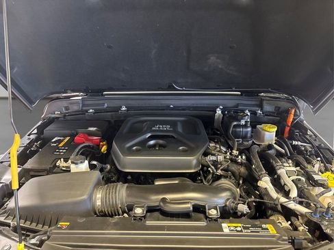 Used 2022 Jeep Wrangler Unlimited Sahara w/ Cold Weather Group AWD/4WD image 15