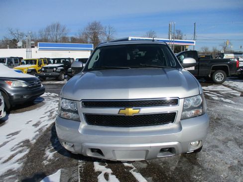 Used 2013 Chevrolet Suburban LT image 3