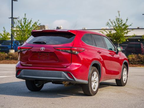 Used 2022 Toyota Highlander LE FWD image 9