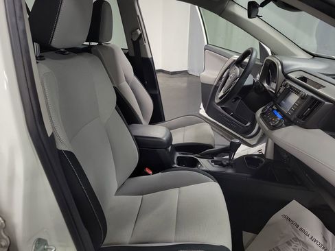 Used 2018 Toyota RAV4 LE image 21