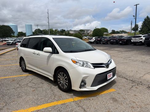 Used 2018 Toyota Sienna XLE w/ XLE Navigation Package FWD image 3