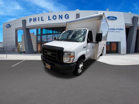 Used 2023 Ford E-450 and Econoline 450 Super Duty w/ Driver's Safety Package RWD image 1