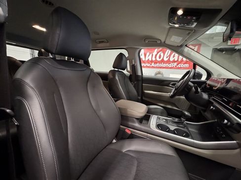 Used 2025 Kia Carnival image 11