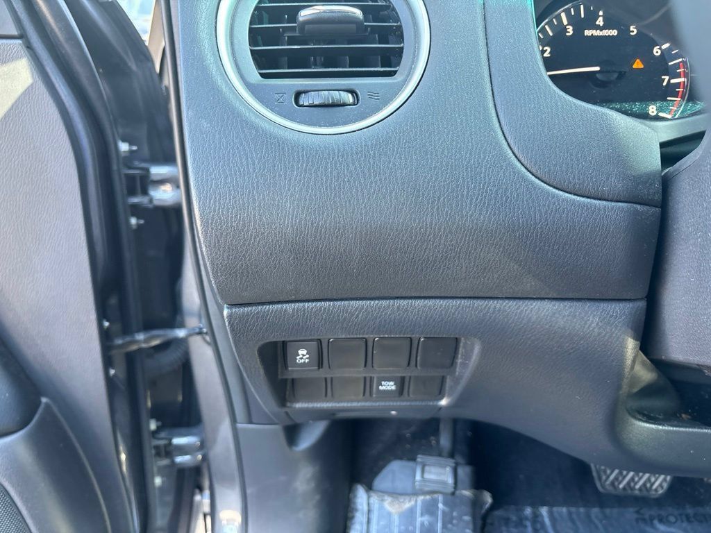 Used 2017 Nissan Pathfinder SV AWD/4WD image 13