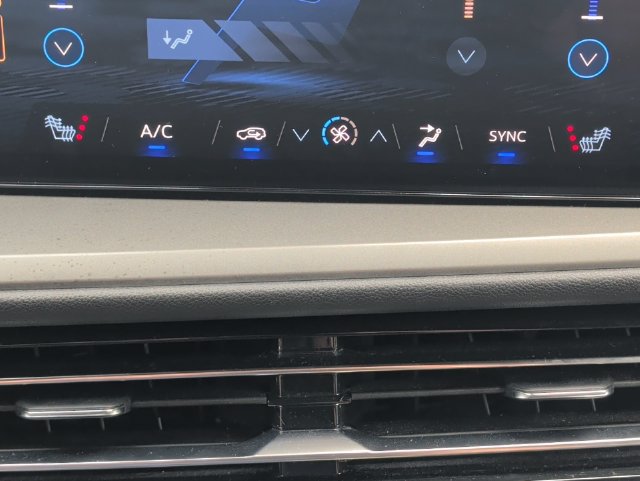 Used 2025 Chevrolet Traverse LT AWD/4WD image 28