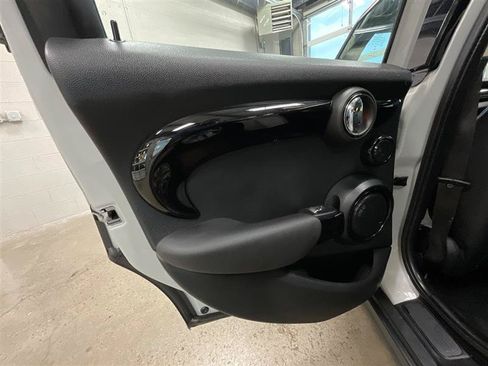 Used 2021 MINI Cooper 4-Door Hardtop w/ Premium Package FWD image 22