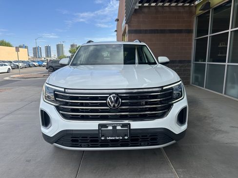 Used 2024 Volkswagen Atlas SE w/ Panoramic Sunroof Package FWD image 8