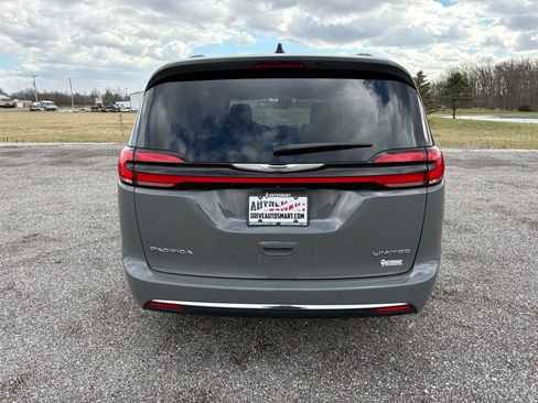 Used 2023 Chrysler Pacifica Limited FWD image 4