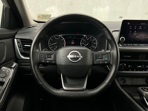 Used 2025 Nissan Rogue SV image 32