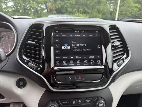 Used 2020 Jeep Cherokee Limited AWD/4WD image 23