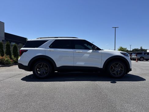 Used 2025 Ford Explorer ST AWD/4WD image 11