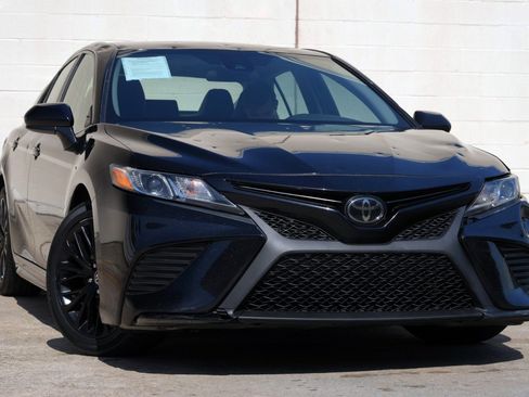Used 2020 Toyota Camry SE FWD image 2