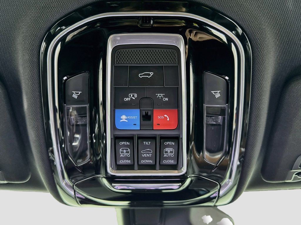 Used 2022 Jeep Grand Cherokee Summit w/ Luxury Tech Group V AWD/4WD image 25
