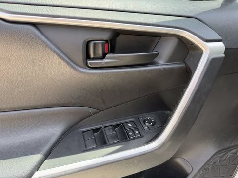 Used 2021 Toyota RAV4 LE FWD image 11