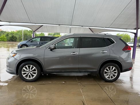 Used 2018 Nissan Rogue SV image 2