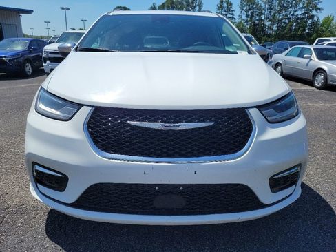 Used 2023 Chrysler Pacifica Limited FWD image 2