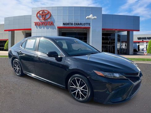 Used 2021 Toyota Camry SE image 2