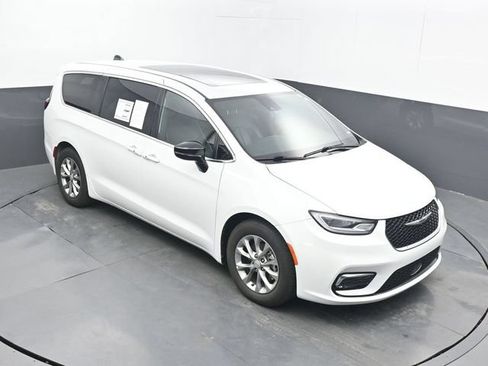 Used 2026 Chrysler Pacifica Limited FWD image 55