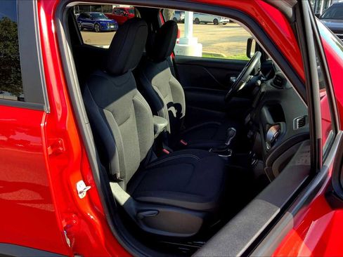 Used 2023 Jeep Renegade Latitude w/ Premium Group image 8