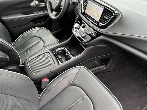 Used 2024 Chrysler Pacifica Limited w/ Uconnect Theater Family Group image 20
