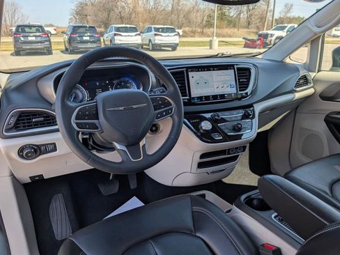 Certified 2023 Chrysler Pacifica Touring-L image 6
