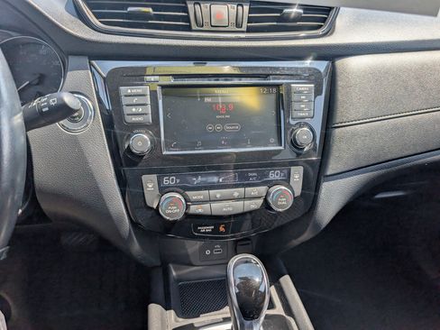 Used 2018 Nissan Rogue SV AWD/4WD image 18